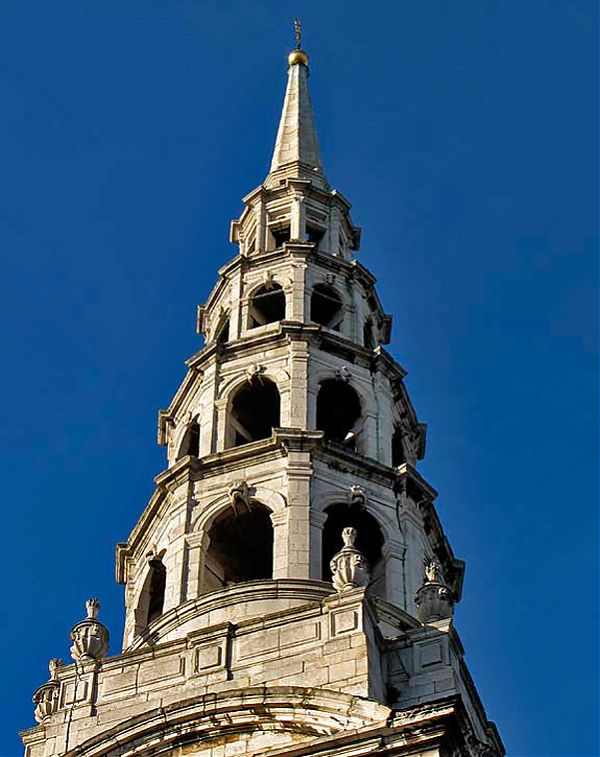 Широкие и ступенчатые карнизы колокольни полностью лишены традиционного барочного декора – лепных узоров, единственным украшением являются строгие геометричные капители пилястр.