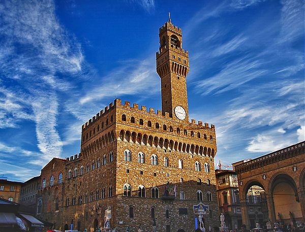 Характерный фасад Палаццо Веккьо во Флоренции, сложенный из грубого кирпича, является одной из наиболее узнаваемых достопримечательностей города.