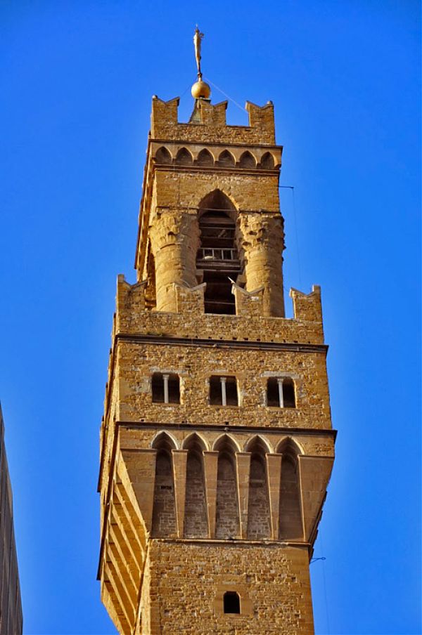 Башня Арнольфо увенчана двойными остроконечными зубцами, простыми венецианскими двустворчатыми окнами, и рядом арочных бойниц с острым завершением.