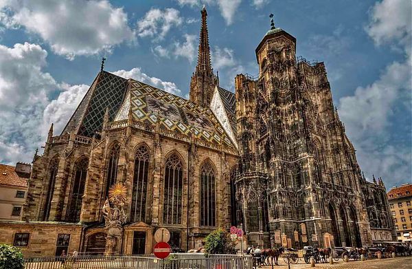 Собор Св. Стефана в Вене является ярким примером позднеготической архитектуры, отличавшейся более острыми завершениями башен и контрфорсов, многочисленными зубцами и ажурными каменными узорами.