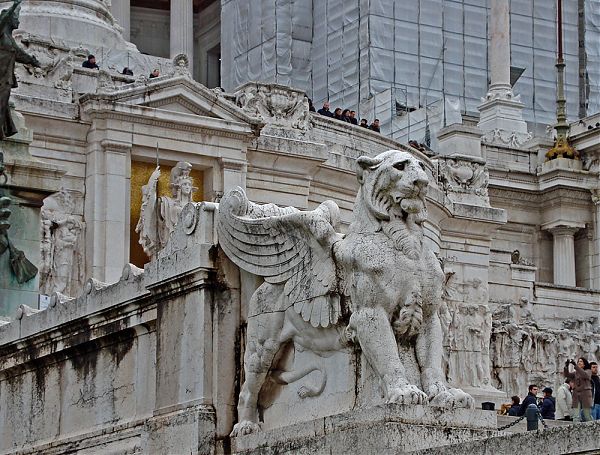 Венчают массивные поручни центральной лестницы статуи крылатых львов, символа монаршей власти, которая также аллегорически отображена в широких каменных гирляндах, состоящих из венков лавра.