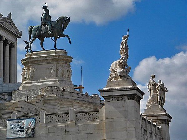 Пьедестал, на котором установлен конный памятник Виктору Эммануилу, украшен широкими барельефами, которые, как и барельефы всего комплекса, иллюстрируют итальянцев и их действия для объединения страны.