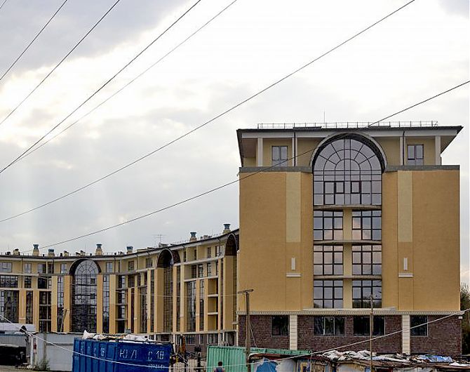 Фрагмент фасада ЖК "Адмирал" во время монтажа декора