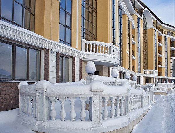 Фото фрагмента фасада ЖК "Адмирал" с балюстрадами