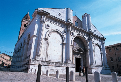 Церковь&nbsp; Сан Франческо в Римини&nbsp; с триумфальной аркой - отражение творчества Леона Баттисту Альберти в архитектуре