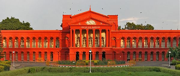 Здание верховного суда (Attara Kacheri, «Восемнадцать канцелярий»)1864 г. Это двухэтажное красное здание украшено коринфскими колоннами, арками в стиле зодчества Великого Рима. Бангалор. Индия.