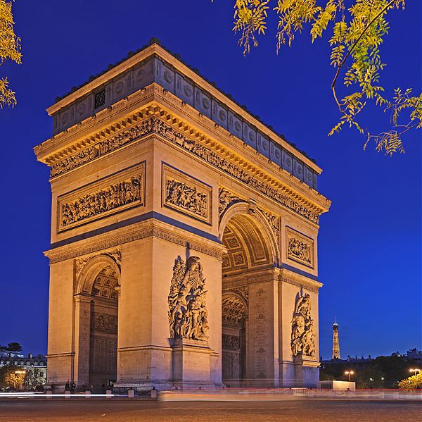 Триумфальная арка (Arc de Triomphe).