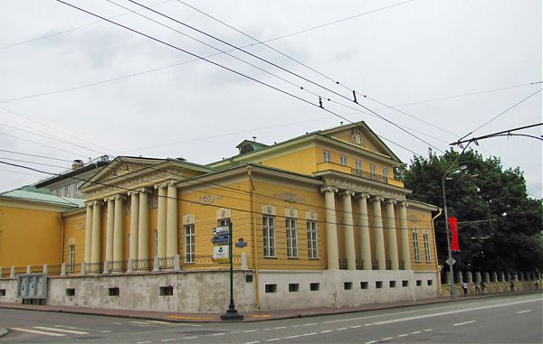 Дом Селезневой - ныне Музей А.С. Пушкина (Пречистенка, 12), фасады выходят на две улицы.