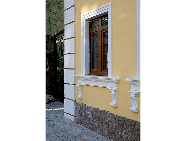 Консоли полиуретановые в декоре окон первого этажа
