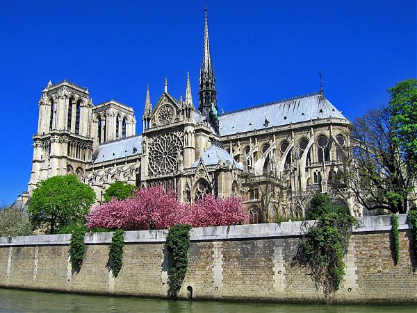 Одно из самых знаменитых готических зданий - Нотр-Дам де Пари (Notre Dame de Paris). 1163 - 1285 гг.