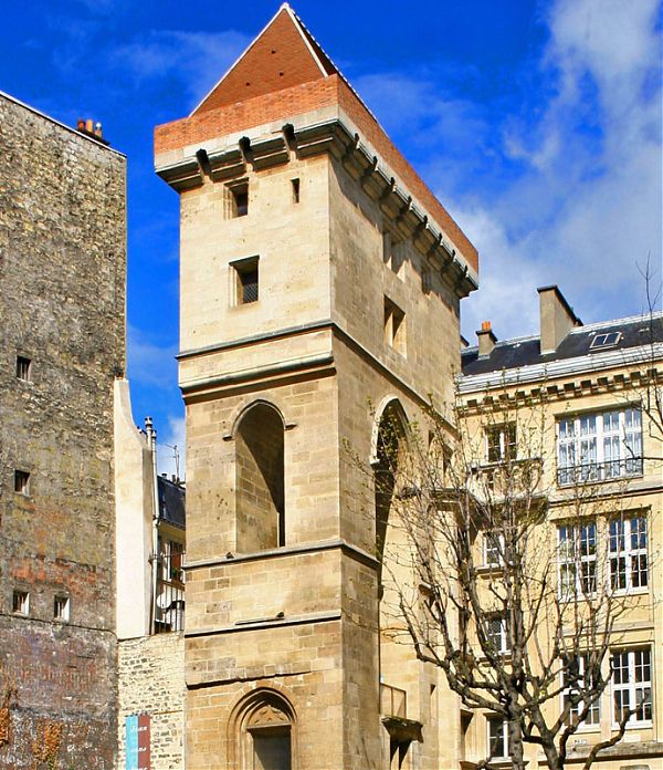 Башня Иоанна Бесстрашного (Tour Jean sans Рeur) -1411 г. – сохранившаяся часть готического особняка герцогов Бургундских.