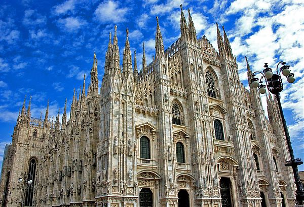 Миланский собор Duomo di Milano (1386 г. - начало 19 века). Италия. Создан из белого мрамора. Длина - 158 метров, ширина— 92 м. Количество скульптур – 3400. Вместимость собора - 40 000 человек.