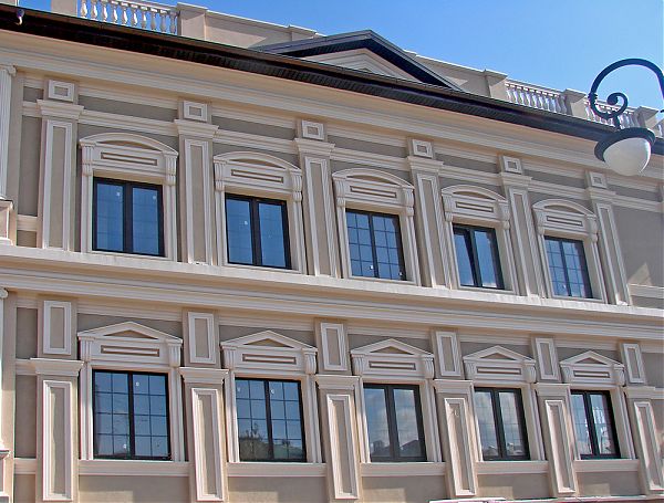 Особняк в классическом стиле как пример использования элементов легкого фасадного декора.
