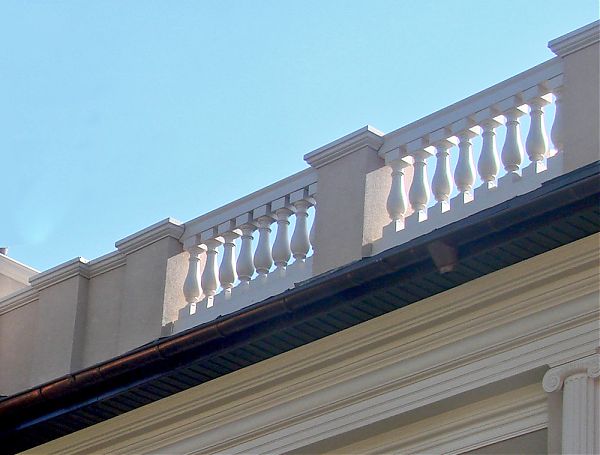 По краю крыши здания, установлена балюстрада из каталога с классическими балясинами в форме вазонов.