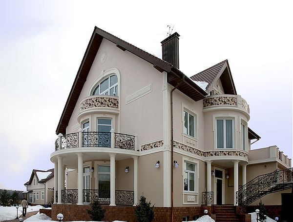 Мозаика и кованые перила, разные оттенки фасадной краски украшают этот  дом в Подмосковье.