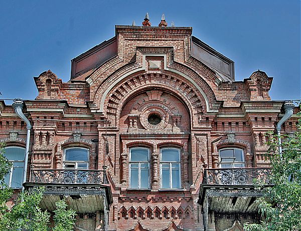 Дом с красивыми окнами - одна из достопримечательностей Астрахани.