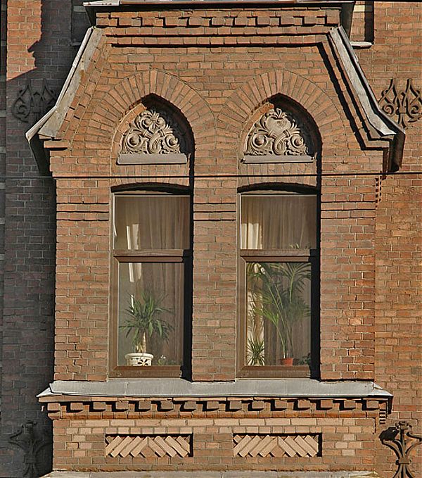 Обрамление окна с треугольной вершиной, лепнина растительного типа соответствует неоготическим мотивам.