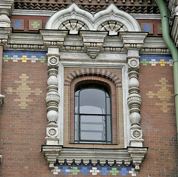 Дом с красивыми окнами в псевдорусском стиле.