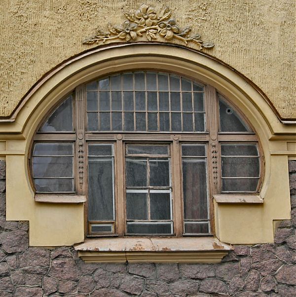 Декоративная лепнина, украшающая окно в стиле модерн.