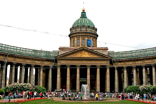 Казанский собор выполнен в стиле классицизм, о чем свидетельствует колоннада, фронтон, портик и другие архитектурные детали сооружения.