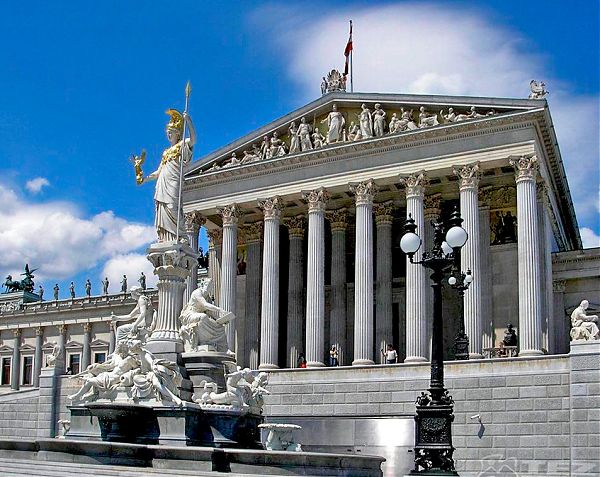 Декоративные формы архитектуры здания Венского парламента подчеркивают тектонику сооружения.