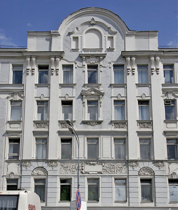 Декоративный фронтон здания объединяет исторические стили, соединенные в дизайне фасада. Моховая улица, Москва.