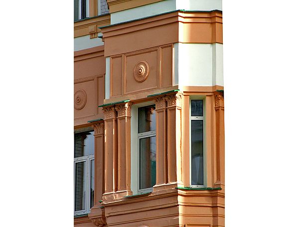 Пилястры и розетки в обрамлении окна фасада