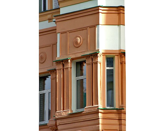 Пилястры и розетки в обрамлении окна фасада