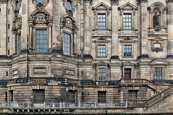 Южный фасад Берлинского кафедрального собора дополнен небольшим выступом, эркером, а окна храма поражают своим скульптурным оформлением: барельефы с изображением ангелов и гербов монаршего дома, декоративные фронтоны и множество полуколонн различных ордер