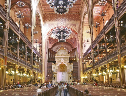 Внутри Большая Синагога в Будапеште напоминает готику католических храмов
