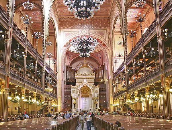 На фото: внутренне убранство синагоги на улице Дохань мало отличается от псевдоготики