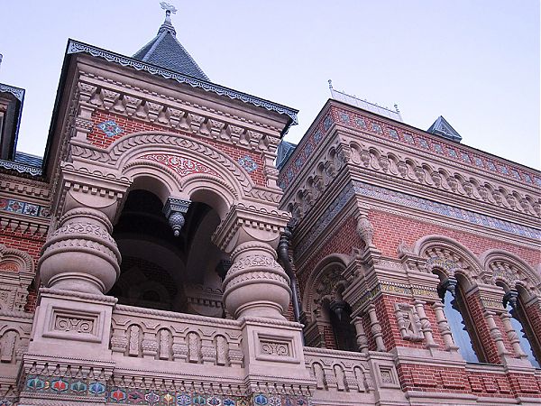 На фото: фрагменты фасада дома Игумнова на Якиманке в сказочном стиле