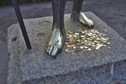 На удачу у ног Нептуна кладут &nbsp;монеты - одна из примет Петергофа