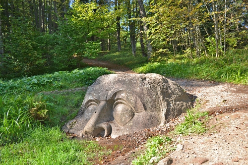 На фото: голова из земли в Петергофе - легендарный памятник, дата появления которого неизвестна.