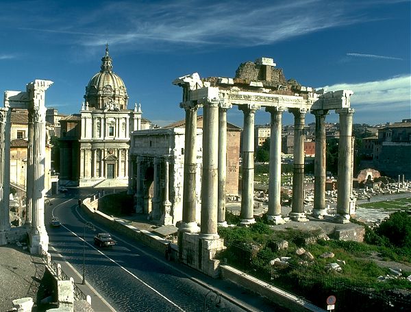 Архитектура Римской империи в развалинах Римского Форума.
