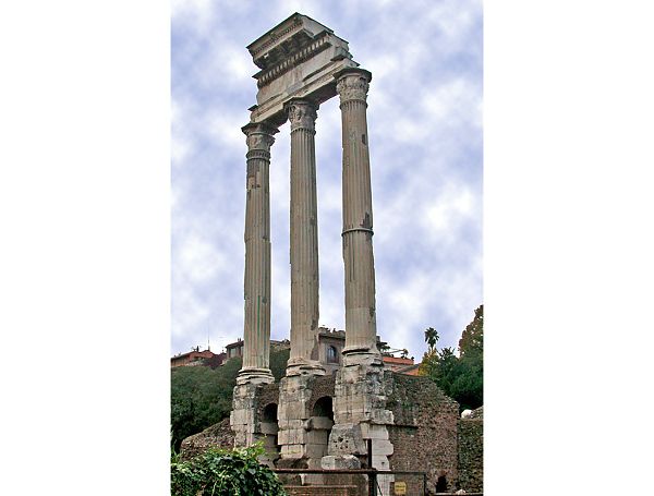 Колонны храма Кастора и Полукса в Риме.