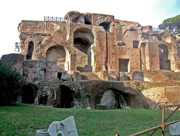 Развалины Золотого дома Нерона в Риме.