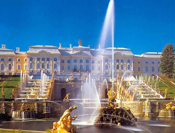На фото: фонтан "Самсон" в Петродворце