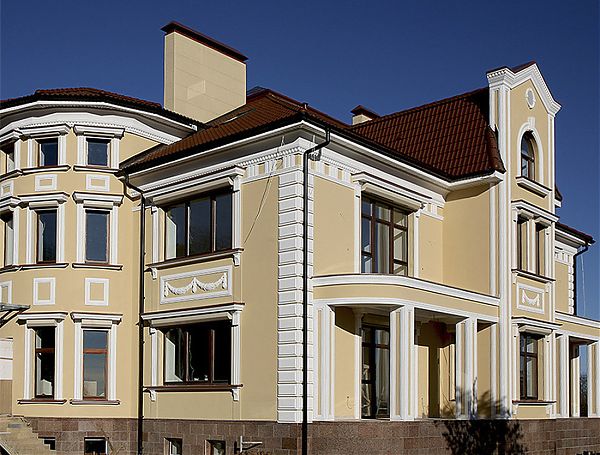 Дом в Тульской области создан по мотивам классицизма с использованием лепнины из полиуретана.