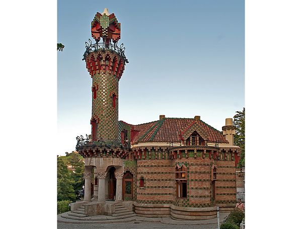 Красивый архитектурный дом в г. Комильянс - дворец El Capricho.1883—1885 гг. Архитектор А.Гауди. Испания.