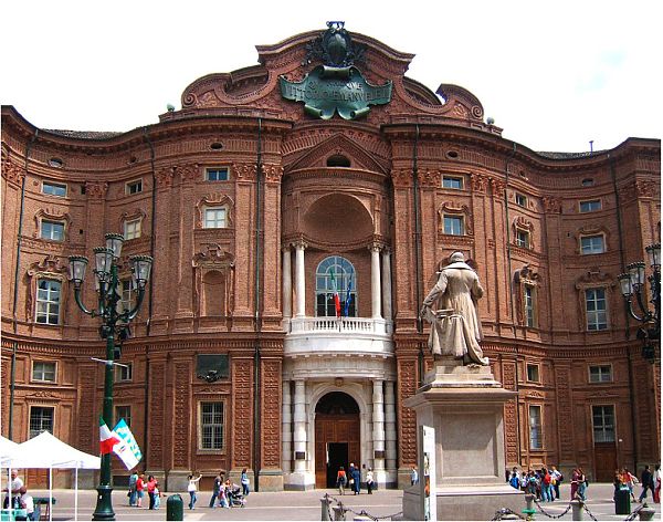 На фото: палаццо Кариньяно в Турине