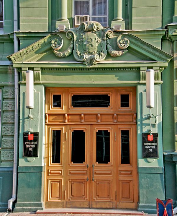 Пример портала дома, построенного в стиле классицизм.