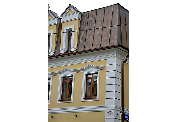 Люкарна на крыше дома, построенного по мотивам классицизма.