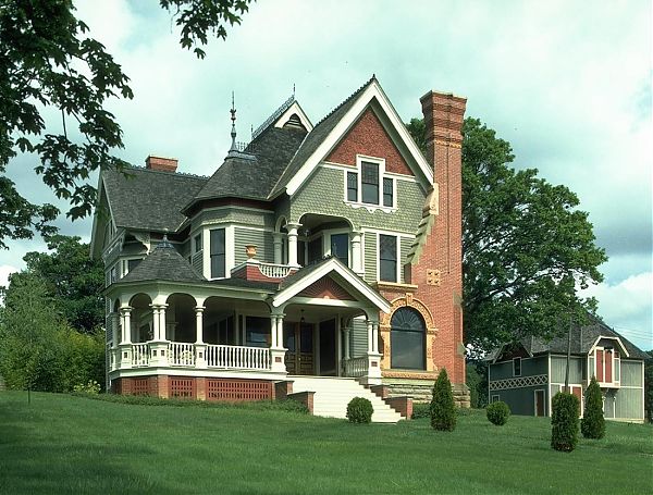 Американский загородный дом в викторианском стиле.
