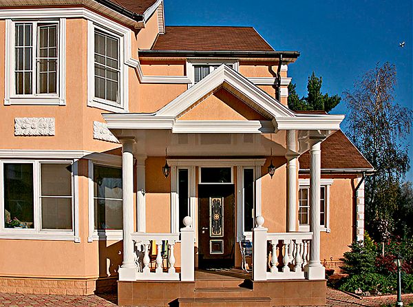 Красивый вход в дом поддерживает классический дизайн фасада.