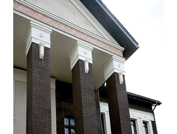 Верх колонны оформлен молдингом с розетками и консолью из полиуретана