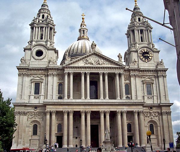 Центральный фасад Собора Св. Павла представляет собой яркий образец архитектуры раннего барокко – с множеством античных декоративных элементов и четкой симметрией композиции.