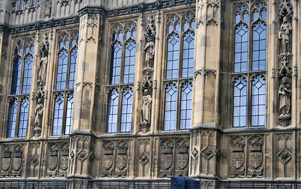 В нишах между окнами располагаются скульптуры монархов и английский святых, также фасад Вестминстерского дворца украшают барельефы, изображающие королевские и дворянские гербы.