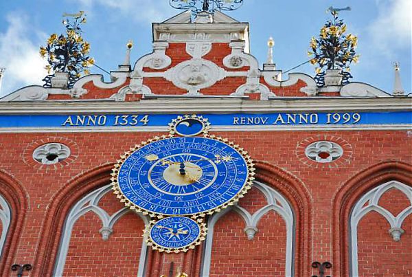 Надпись под карнизом крыши означает годы возведения и реконструкции здания, а декоративный фронтон крыши украшают маскароны и барельефы.