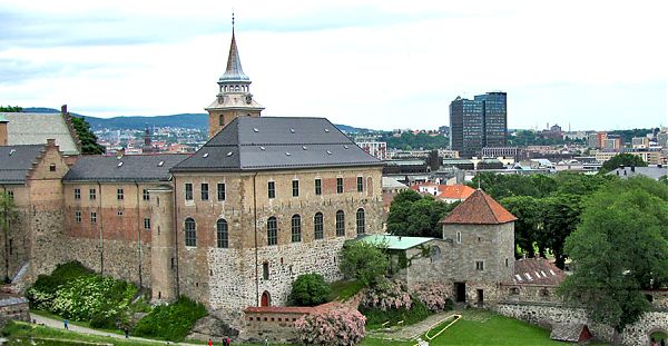 Замок Акерхус с мощными крепостными стенами и широкими башнями является масштабным оборонительным средневековым комплексом.